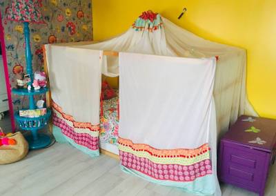 Lit cabane pour une chambre à l'esprit esprit Gypsy par le Pompon sur la Déco, décoratrice d'intérieur UFDI 50